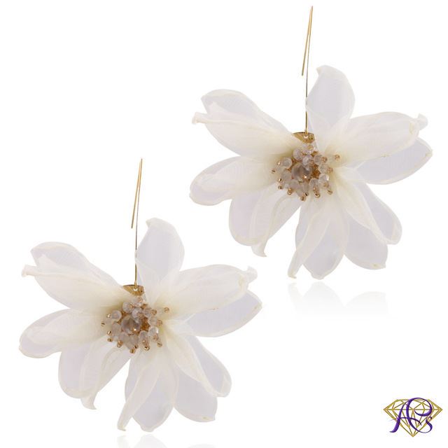 Białe kolczyki kwiaty z biżuterii sztucznej
