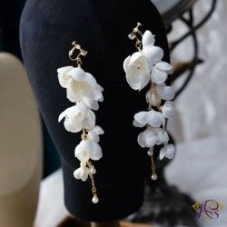 Białe klipsy kwiatki z biżuterii sztucznej